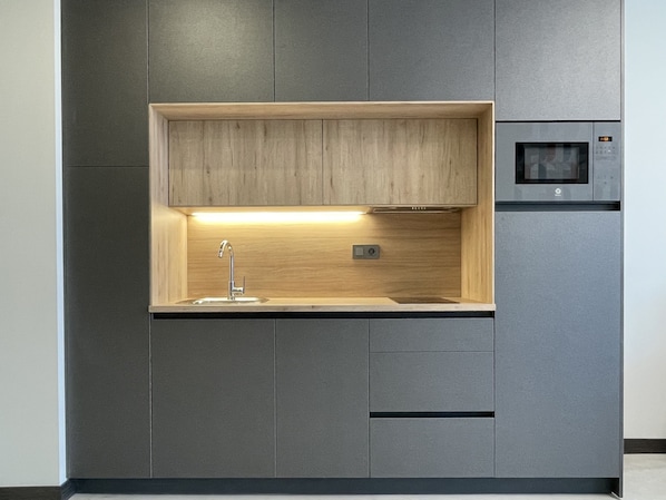 Full-size fridge, microwave, stovetop, dishwasher