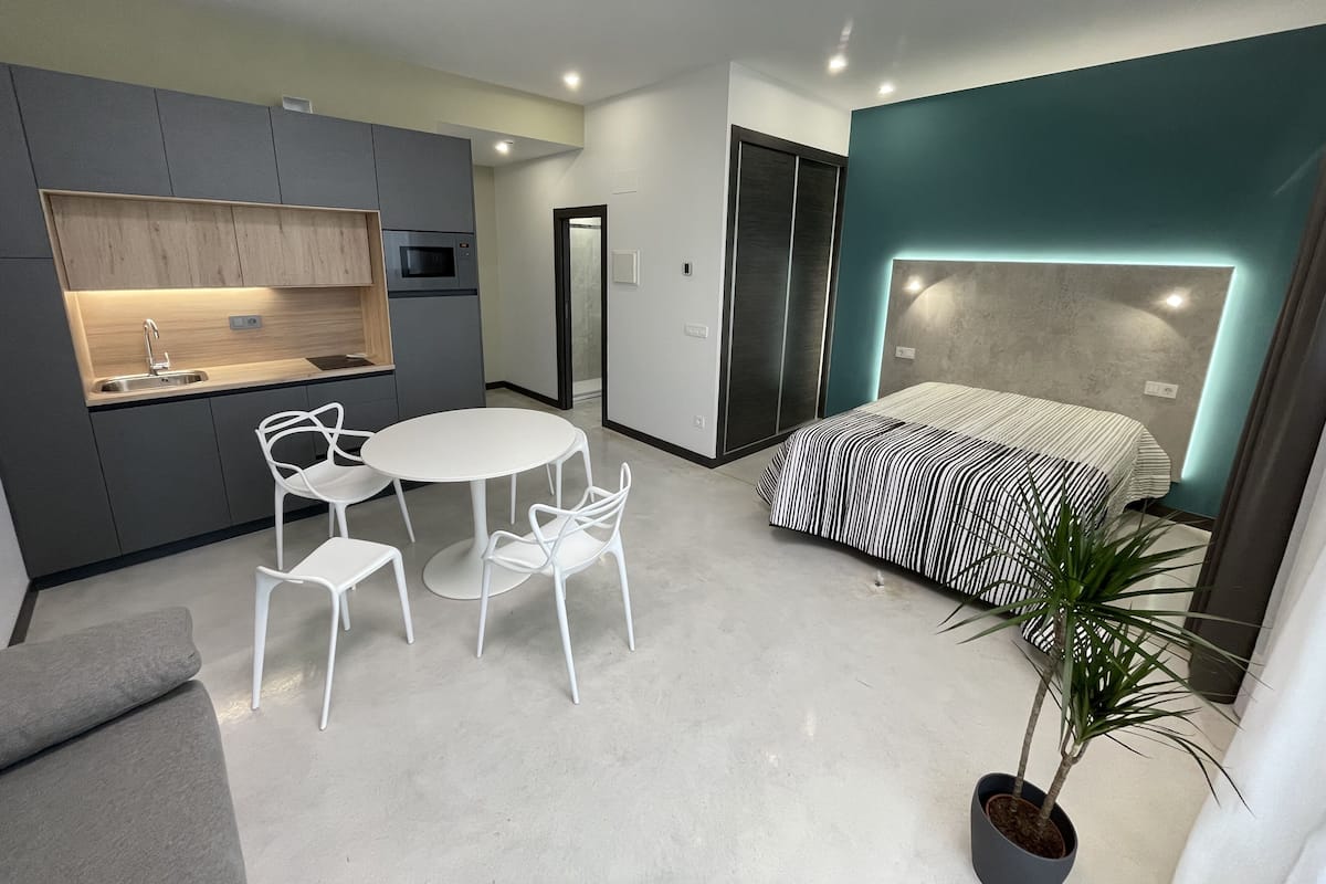 1 habitación, cubrecamas, cortinas blackout y sistema de insonorización