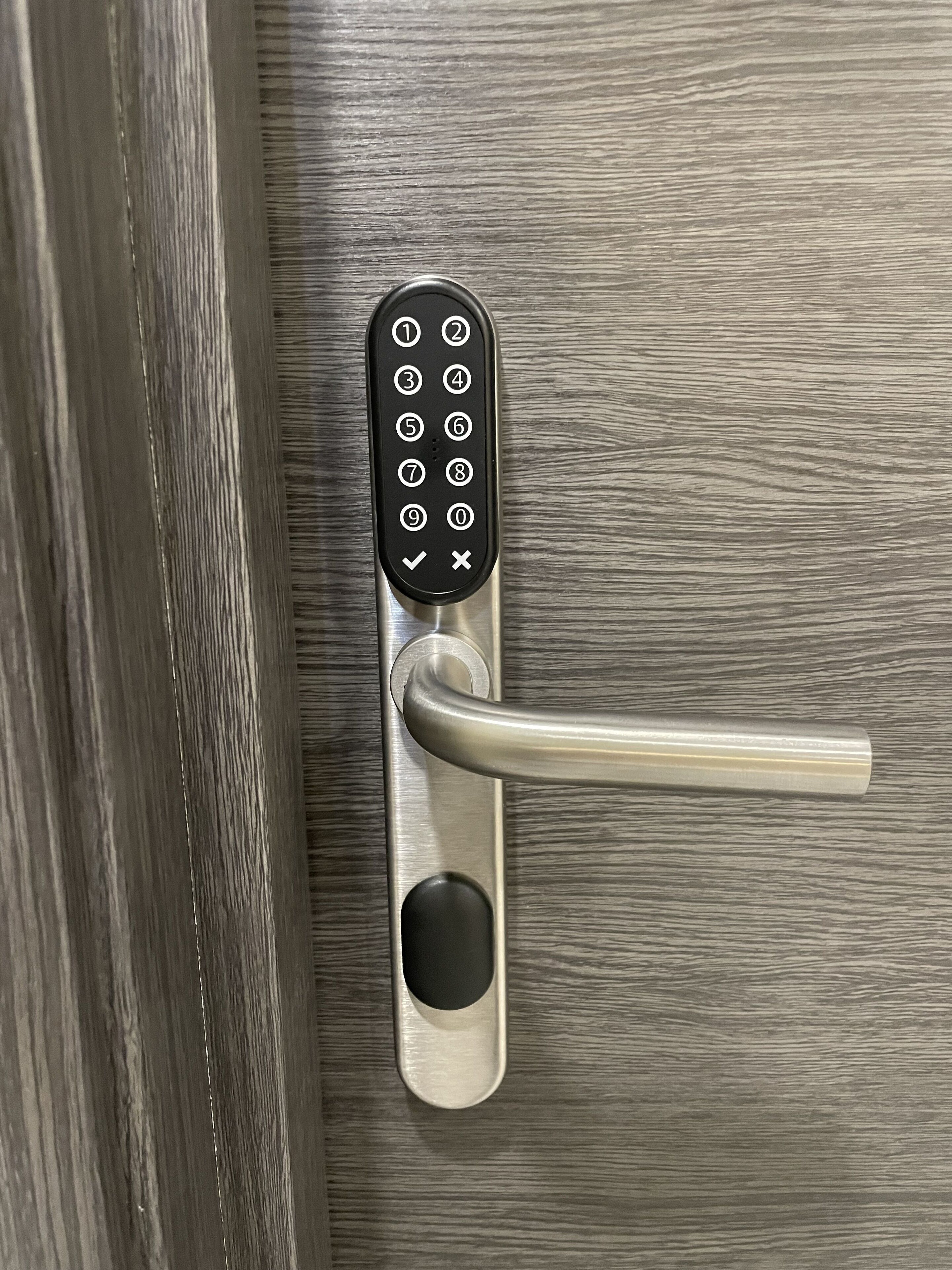 Een modern deurklinkslot met numeriek keypad en een hendel.
