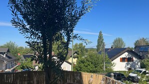 A residential area with houses, a tree, and a fence. - 2 bedroom apartment in herrsching am ammersee (Herrsching am Ammersee)