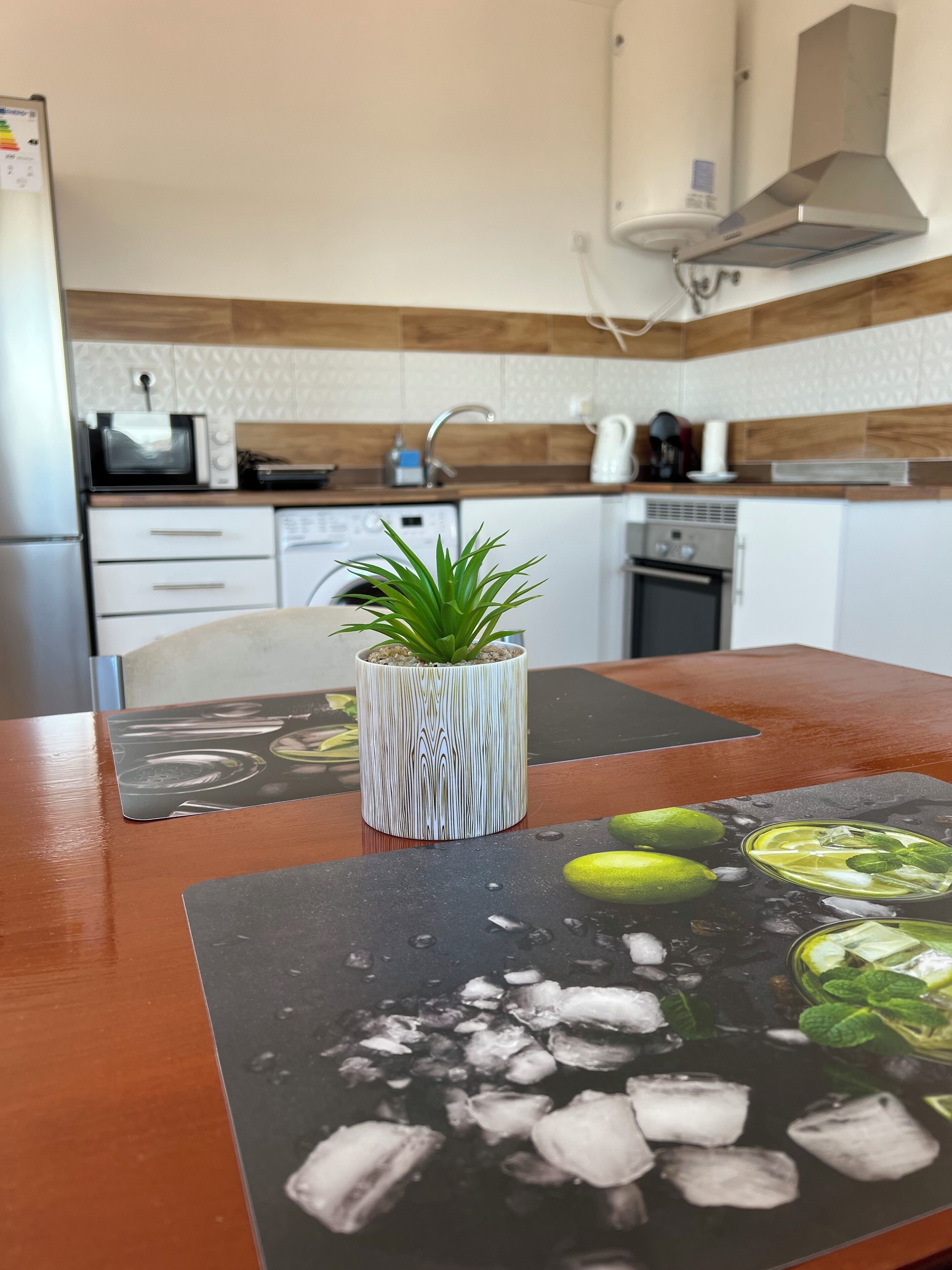 Réfrigérateur, micro-ondes, four, plaque de cuisson