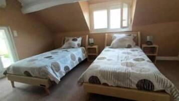 2 quartos, ferros/tåbuas de passar roupa, berço de viagem