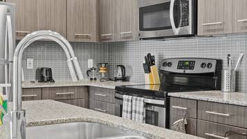 Een koelkast, een microgolfoven, een oven, een kookplaat