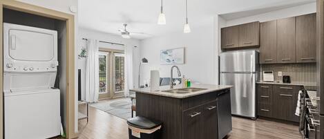 Frigorifero, microonde, forno, piano cottura