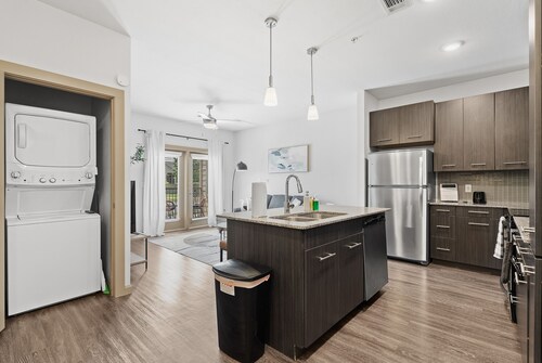 Luxe 2B Getaway | Sleeps 6 | Pool, Gym, Garage