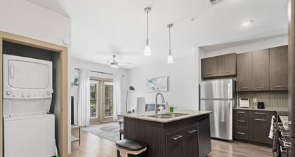 Luxe 2B Getaway | Sleeps 6 | Pool, Gym, Garage