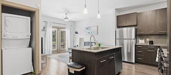 Luxe 2B Getaway | Sleeps 6 | Pool, Gym, Garage