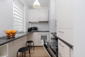 Microwave, dishwasher, cookware/dishes/utensils - Sunny Studio Opolska by Renters (Gdansk)