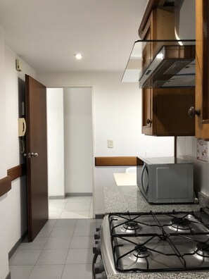 Frigorífico, microondas, horno y cafetera o tetera