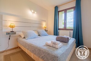 3 makuuhuonetta, silitysrauta/-lauta, Wi-Fi, vuodevaatteet