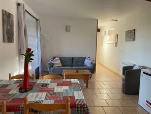 TV, lettore DVD, tavolo da calcetto, tavolo da ping pong