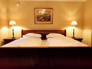 Decoración personalizada, muebles diferentes, escritorio y wifi gratis 