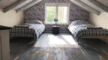 3 bedrooms, desk, iron/ironing board, free WiFi