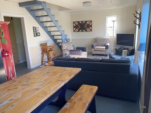 TV, DVD player, books, video library - Private Lakefront Family Cottage (Guérin)
