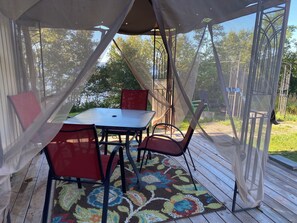 Outdoor dining - Private Lakefront Family Cottage (Guérin)