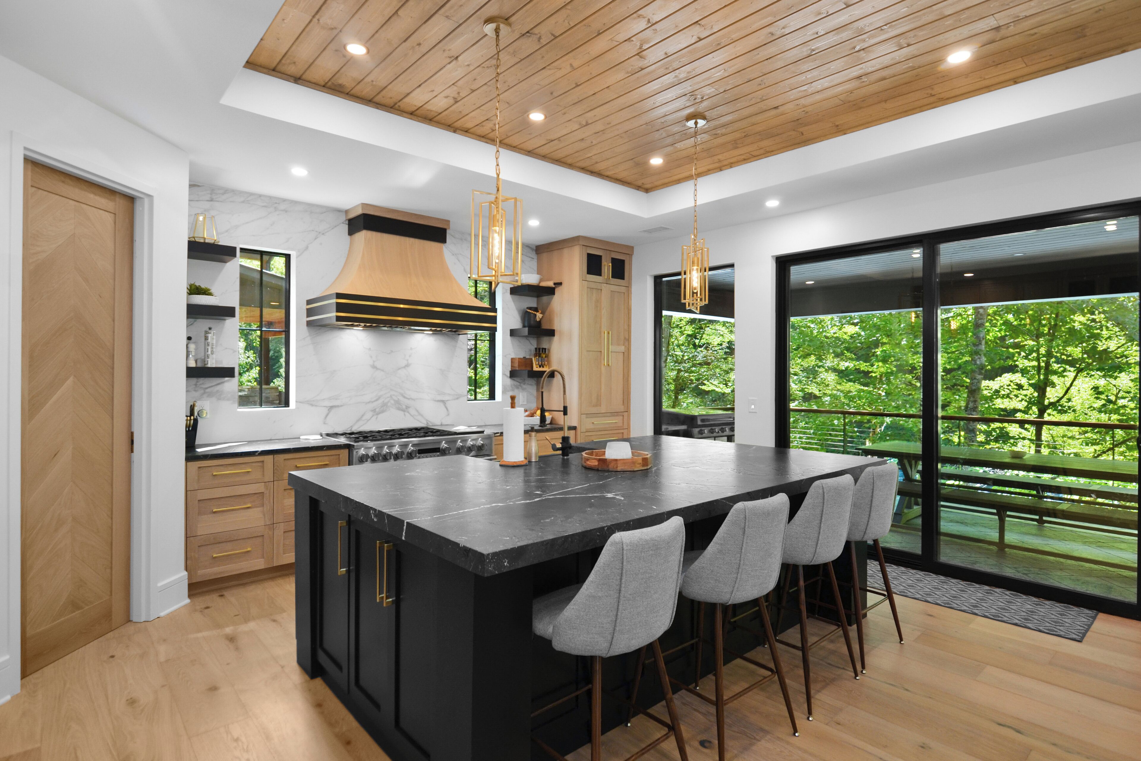 Réfrigérateur, four à micro-ondes, un four, surface de cuisson