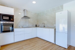 Geladeira, micro-ondas, fogão, cooktop