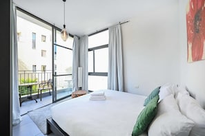 2 bedrooms, desk, iron/ironing board, WiFi
