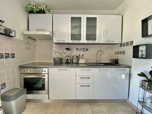 Réfrigérateur, four à micro-ondes, un four, surface de cuisson