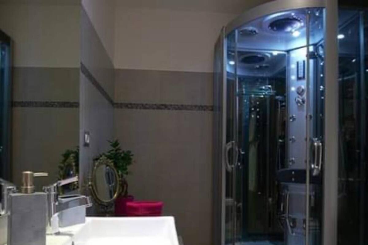 Basic Quadruple Room | Bathroom | Shower, hydromassage showerhead, free toiletries, hair dryer