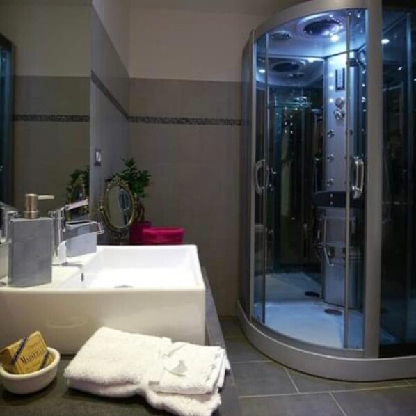 Chambre Quadruple | Salle de bain