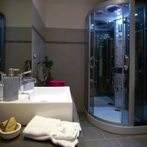 Basic Quadruple Room | Bathroom | Shower, hydromassage showerhead, free toiletries, hair dryer