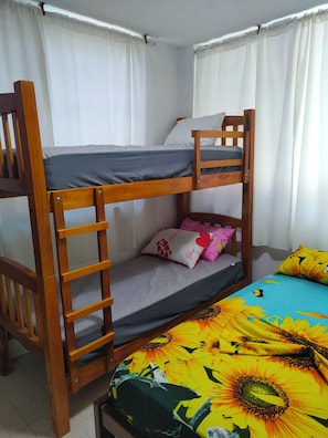 4 bedrooms, free WiFi, bed sheets, wheelchair access - Vacacional exclusive house for family group and friends,5 min from the Beach (Atacames)