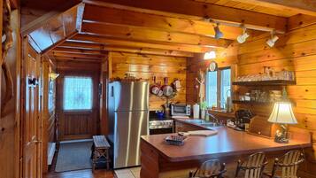 Køleskab, ovn, kogeplade, kaffe-/temaskine