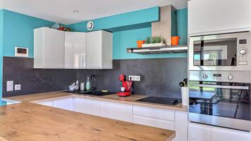 Réfrigérateur, micro-ondes, four, plaque de cuisson