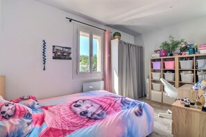 4 bedrooms, desk, iron/ironing board, free WiFi