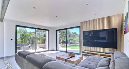 Superbe Villa 6 Couchages + un lit Bébé, Jacuzzi, Piscine, Salle de Sport, Calme