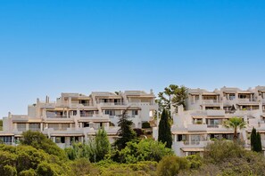 Um hotel de vários andares com varandas e estilo arquitetônico mediterrâneo.