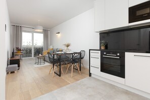 Microwave, dishwasher, coffee/tea maker, cookware/dishes/utensils - Modern & Bright Apartment by Renters (Warsaw)