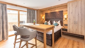 Een moderne slaapkamer met een houten hoofdbord, een houten bureau en een stoel.