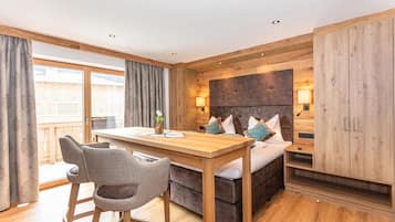 Romantic Studio, 1 Queen Bed, Balcony | Soundproofing, free WiFi, bed sheets