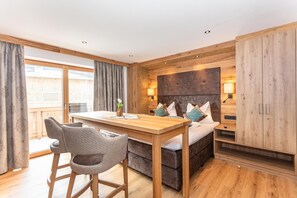 Romantische studio, 1 queensize bed, balkon | Geluiddichte muren, gratis wifi, beddengoed