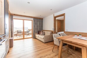 舒适公寓式客房, 1 间卧室, 阳台 | 起居区 | 平板电视