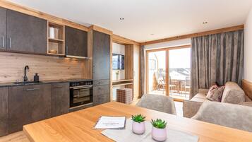 Refrigerador con freezer, horno, placa de cocina, lavavajillas