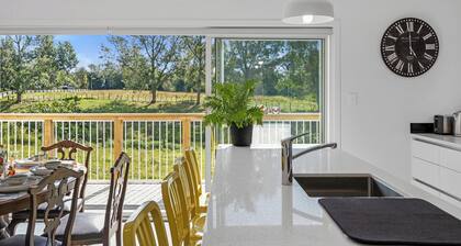 The Whitehouse - Lepperton Holiday Home