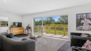 TV - The Whitehouse - Lepperton Holiday Home (New Plymouth)