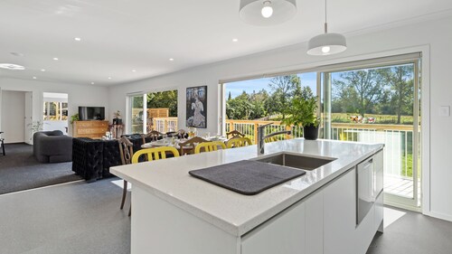 The Whitehouse - Lepperton Holiday Home