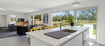 The Whitehouse - Lepperton Holiday Home