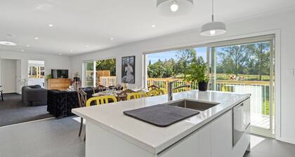 The Whitehouse - Lepperton Holiday Home