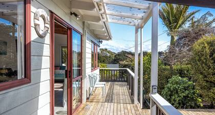 Onetangi Beach Retreat - Waiheke Holiday Home