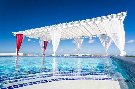 Piscina all'aperto. The Suites at Mr Grouper