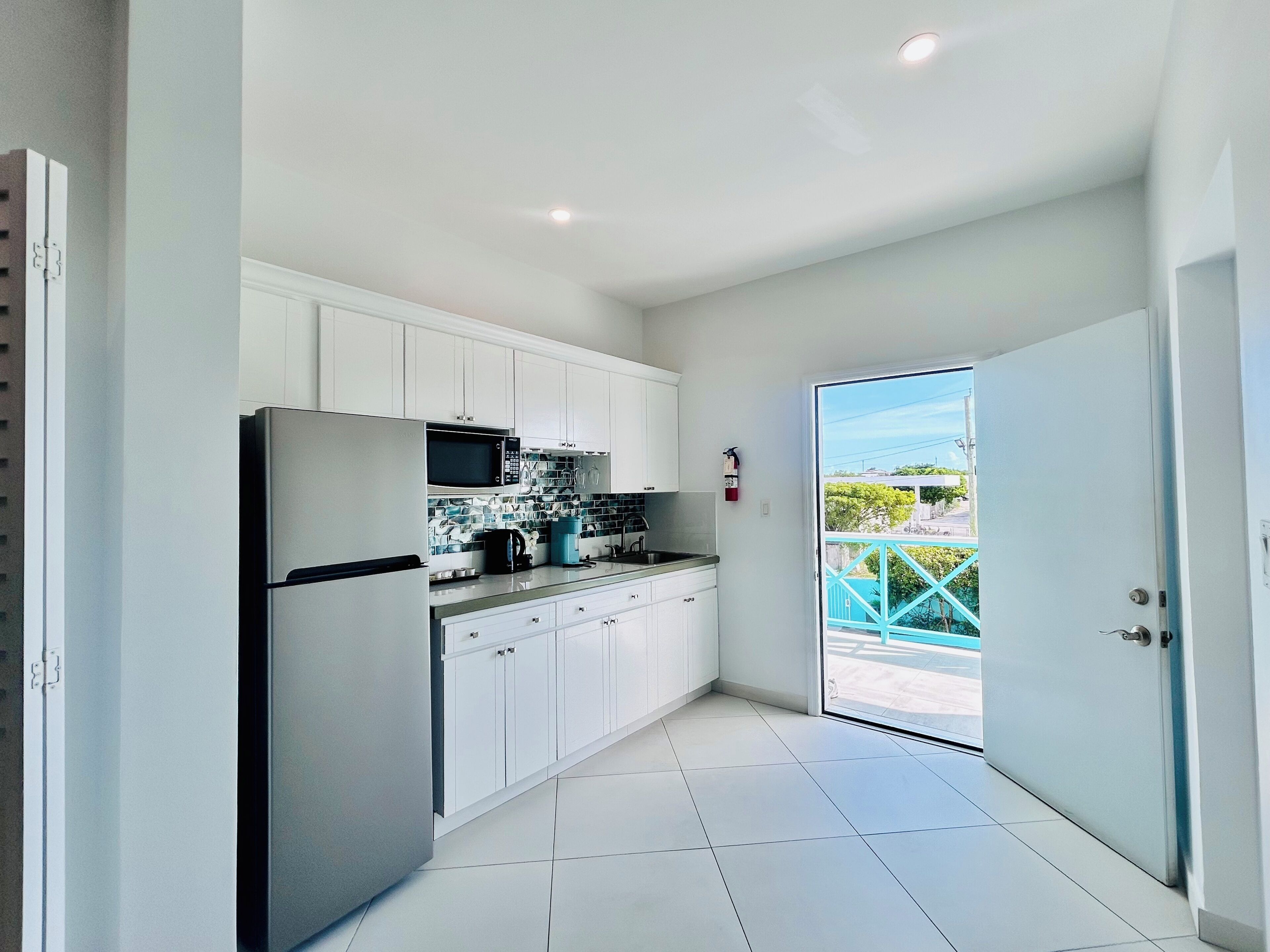 Refrigerador con freezer, microondas, cafetera/tetera