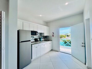 大型雪櫃/冰箱、微波爐、咖啡機/沖茶器、廚房用具/餐具/器皿