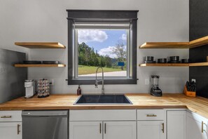 Private kitchen - New Barndo/Private Access Red River/Kayak/Fishing (Stanton)