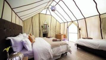 6 bedrooms, bed sheets