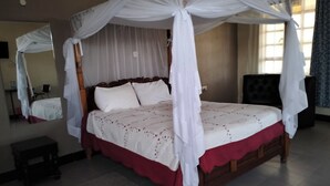 Desk, bed sheets - Bimoss Beach Resort & Campsite (Mbita)